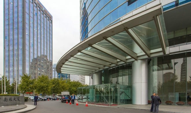 南银大厦正门图